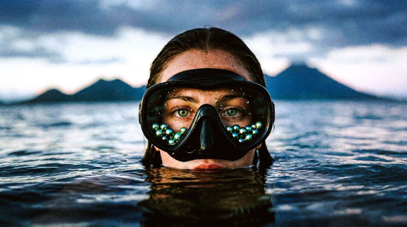 Plongeuse dans le lagon polynésien